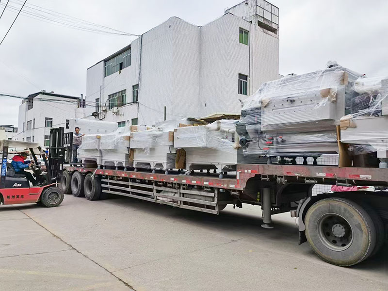 2022年1月19日福建工廠，訂購的自動退膜退錫蝕刻線到廠，該機全長32米